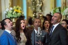 (From left to right) Lin-Manuel Miranda, Phillipa Soo, Leslie Odom Jr., and Christopher Jackson singing with the cast at the White House.